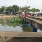 Kades Cirejag Kerja Bakti Bareng Warga Angkat Sampah Dan Eceng Gondok di Irigasi IMG-20251018-WA0016