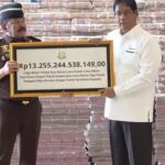 Kejaksaan agung menyerahkan uang ganti rugi kerugian negara kepada Menkeu keuangan Purbaya Yudhi IMG-20251020-WA0024