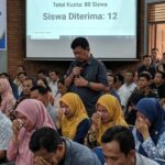 *PPDB ONLINE JADI BUMERANG: KEPSEK SMPN 2 MERBAU MATARAM PAK WIBOWO SAKSIKAN SISWA PRESTASI TETANGGA GAGAL MASUK, WALI MURID MENANGIS DI DEPAN GERBANG*